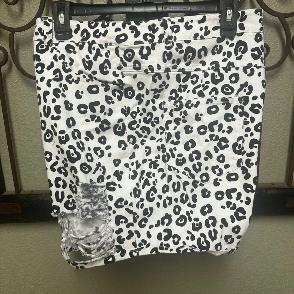Southern Stitch stylish Black and White Leopard Print Women's Shorts